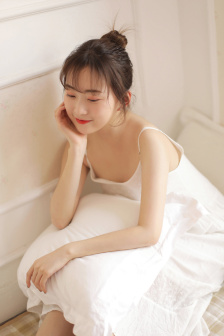 饱满的乳峰美女图片